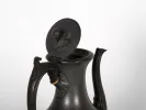 Sheffield Silver Co IB06718 إبريق شاي إنجليزي قديم من القصدير، الغطاء مفتوح ويظهر الجسم الداكن المحفور والمقبض.