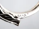 EPNS IB06742 saucière anglaise en métal argenté, gros plan sur l’anse et le poinçon.