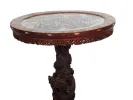 IB06761 guéridon chinois tripode du 19e siècle, avec piètement sculpté en dragon et plateau rond en porcelaine de Canton, sur fond blanc.