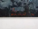 IB07320, gouache de Reza Yahyaei montrant une zone peinte abstraite sombre avec la signature rouge de l’artiste visible.