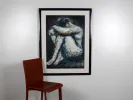 IB07320, gouache de Reza Yahyaei : œuvre encadrée représentant une femme nue assise sur un mur.