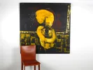 Tableau abstrait acrylique de Soly Cissé aux tons jaunes, SKU IB07322, présenté sur un mur blanc au-dessus d’une chaise brune.