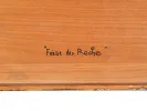 نادية دي كلوزاد، IB07352: لقطة مقرّبة لظهر عمل فني على الخشب، مع توقيع «Féerie des Roches» باللون الأسود.