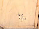 ظهر عمل مزيج الألوان على الخشب للفنانة نادية دي كلوزاد، SKU IB07353، مع توقيع مختصر وتاريخ 1975 على اللوح الخشبي.