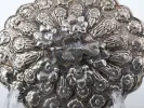 IB07502 miroir ovale en argent sterling de style ottoman, décor floral, vu en gros plan.
