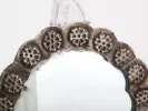 IB07502 Miroir ovale en argent sterling de style ottoman, décor floral en gros plan sur le bord festonné.