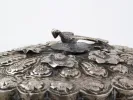 IB07502 miroir ovale en argent sterling de style ottoman, décor floral, gros plan sur la poignée et les fleurs en relief.