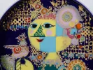 قطعة وسط طاولة روزنتال Bjorn Wiinblad، SKU IB07504، من الخزف المطلي مع وجه ملوّن وزخارف ذهبية.
