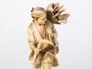 IB07523 okimono japonais en ivoire représentant un coupeur de roseaux, signé, sur socle en bois.