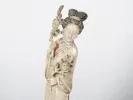 أوكيمونو ياباني من العاج لغييشا، أواخر القرن التاسع عشر، بنقوش زهرية، SKU IB07530.