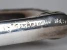 مقص عنب إنجليزي من الفضة الإسترليني، لقطة مقرّبة للمقبض مع دمغات ونقش «STERLING HANDI»، SKU IB07594.