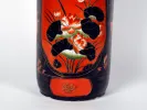 SKU IB07606 : porte-parapluie chinois en porcelaine orange et noire à décor floral, vu en gros plan.
