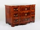 IB07733 commode d'époque Régence en marqueterie de bois d'olivier et de palissandre, à trois tiroirs et poignées en bronze doré, sur fond blanc.