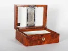 SKU IB07756 : boîte à cigares ouverte en bois de loupe, avec humidificateur et clé, vide.