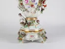 إناء بوبوري Meissen Porcelain IB08054 كبير مزين بالزهور مع زخارف مرسومة وشخصيات وملائكة وتذهيب، معروض على خلفية بيضاء.