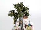 Meissen Porcelain IB08059 groupe en porcelaine avec un jeune homme et une jeune femme près d’un arbre, peint à la main.