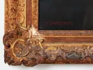 IB08089، إدوارد شارلمونت: زاوية إطار مذهّب مزخرف مع خلفية سوداء وتوقيع أحمر «E. CHARLEMONT» ظاهر.
