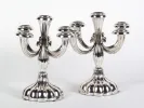 IB08096 J.W. paire de chandeliers en argent massif à décor de godrons, avec cinq bras à bougies, sur fond blanc.