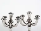 IB08096 : paire de chandeliers en argent massif J.W., avec cinq bougeoirs et fûts à godrons.