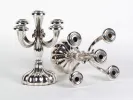 SKU IB08096 : paire de chandeliers en argent massif J.W., l’un debout et l’autre couché, avec cinq bougeoirs et décor de godrons.