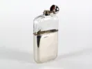 IB08121، William Hutton & Sons Ltd، قارورة ويسكي فيكتورية من الفضة الإسترليني والكريستال المحفور مع سدادة فضية مفصلية، مفتوحة.