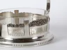 IB08125 d’Alfred Pollak : grand panier Art nouveau en argent massif à une anse, décor floral et insert en cristal taillé, vu en gros plan.