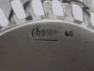 Gros plan du dessous d’un panier en argent massif avec poinçon 800 et IB08132.