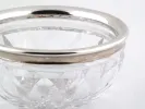IB08143 Julius Lemor Silver صحن كريستال محفور مع حافة من الفضة، لقطة مقرّبة.