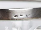 SKU IB08154 : gros plan d’un centre de table autrichien en cristal avec bordure en argent massif et poinçons 800.