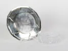 IB08188 من Gebr Sommé Nache، مركز طاولة من الفضة الاسترلينية مع وعاء كريستال محفور، ظاهر مع صحن فضي ووعاء كريستال.