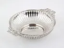 وعاء فضي مخرم بمقبضين وزخرفة زهور، من Hukin & Heath Ltd، SKU IB08238.
