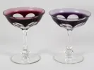 Verres à champagne en cristal Moser, SKU IB08340, deux coupes Lady Hamilton mauves et transparentes à pied facetté.