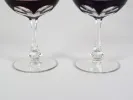 Verres à champagne en cristal Moser, SKU IB08340, tiges taillées transparentes et mauves avec bases rondes, en gros plan.