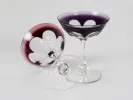 Coupes à champagne Moser en cristal, SKU IB08340, motif Lady Hamilton taillé, en cristal clair et mauve, visibles sur l’image.
