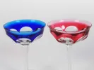 Verres à champagne Moser Crystal IB08341 en cristal bleu et rose, gros plan sur deux coupes taillées à la main avec tiges facettées.