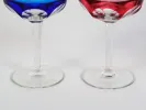 Coupes à champagne Moser Crystal IB08341 en cristal bleu et rose, gros plan sur les coupes, les tiges facettées et les bases transparentes.