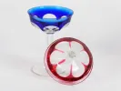 Moser Crystal IB08341 coupes à champagne en cristal bleu et rouge, avec un verre visible sur fond blanc.