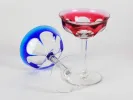 Coupes à champagne Moser Crystal, SKU IB08341, en cristal taillé bleu, rose et transparent avec pieds facettés.