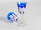 Verres en cristal Moser IB08348 Lady Hamilton taillés à la main, transparents et bleus, avec tiges facettées sur fond blanc.
