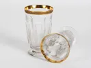 Verres en cristal Moser, SKU IB08356, paire de verres taillés transparents à bord doré, l’un debout et l’autre couché.