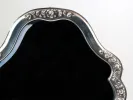 مرآة طاولة من الفضة الاسترليني Josef Carl Klinkosch، SKU IB08384، بإطار مزخرف بالزهور وظهر خشبي أسود.