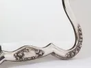IB08384 مرآة طاولة من Josef Carl Klinkosch بالفضة الاسترليني، تُظهر الإطار الفضي المزخرف بالزهور والزجاج المشطوف.