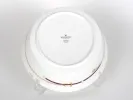 Saladier en porcelaine Wedgwood Equestria, SKU IB08407, vu par dessous avec marquage et décor de mors.