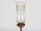 Photophore en cristal Baccarat, SKU IB08479, avec tulipe gravée de fleurs et base en cuivre doré.