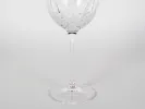 كأس نبيذ كريستال Waterford Lismore Essence، SKU IB08525، يظهر عن قرب مع الكأس المنحوتة والساق والقاعدة.