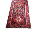 سجادة كازاك قوقازية قديمة، SKU IB08616، بثلاث ميداليات وزخارف هندسية حمراء على خلفية زرقاء داكنة.