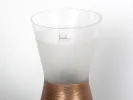 IB08690 مزهرية عصرية من Eisch Glaskultur بزجاج مطفي مع قاعدة مطلية يدويًا باللون الذهبي النحاسي وملصق موقّع.