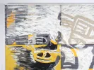 Evgenia Demnieveska, IB08758, oeuvre abstraite en quatre panneaux sur toile, avec des touches blanches, noires, grises et jaunes.