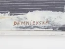 Evgenia Demnieveska, Les Pistolets, SKU IB08758 : détail d’une peinture abstraite avec larges coups de pinceau blancs sur fond rayé sombre et nom de l’artiste visible.