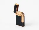 Briquet S.T. Dupont Ligne 2, SKU IB08906, laque noire et finition or rose, présenté ouvert sur fond blanc.